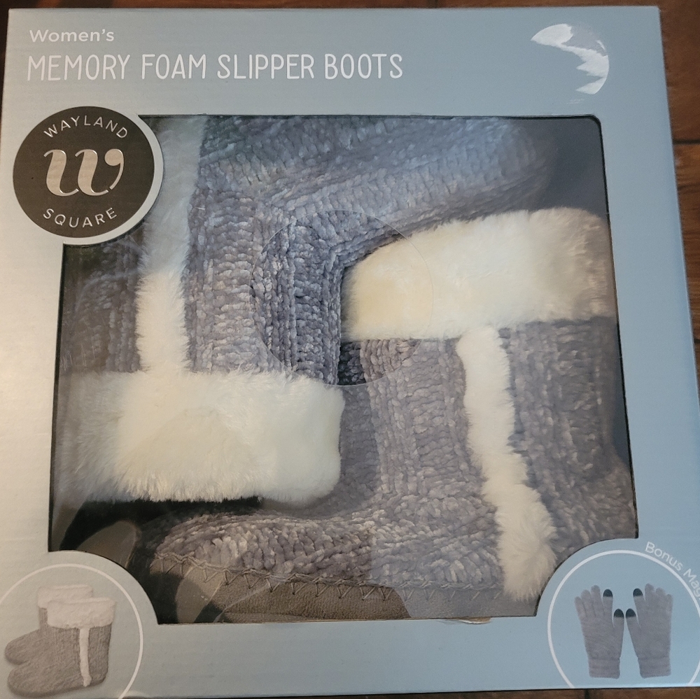 Womens size medium boot Slippers with bonus gloves